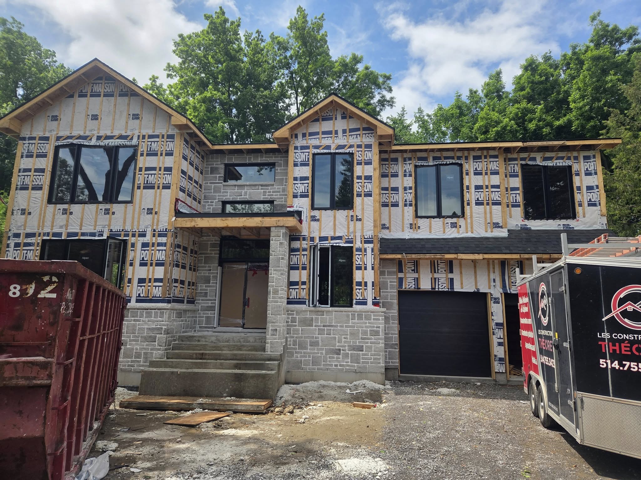 Construction en cours avec la remorque Les Constructions Théoret sur le chantier